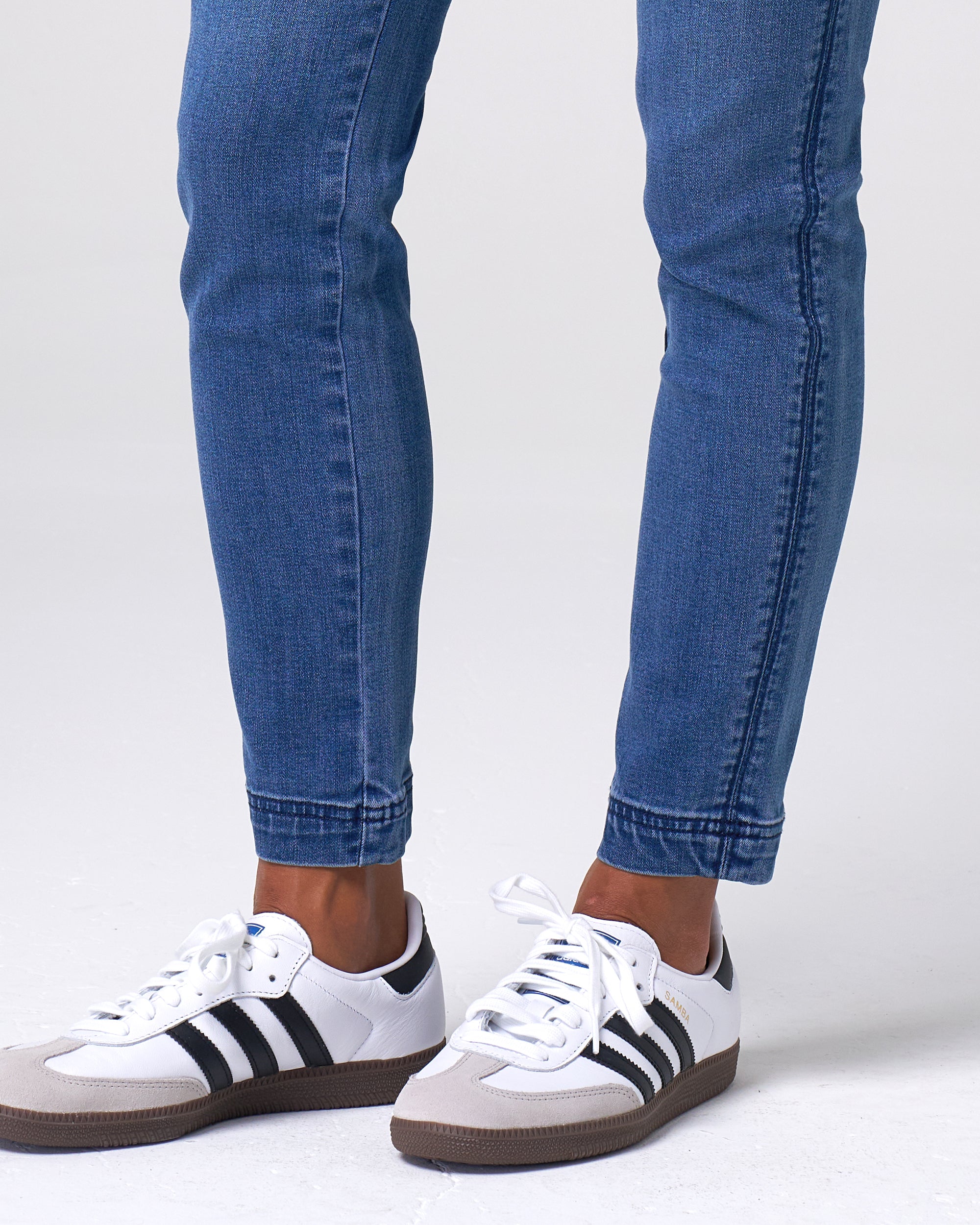 Flattering Pull-On Jeans | Slim Tapered Stretch Denim - Franne Golde